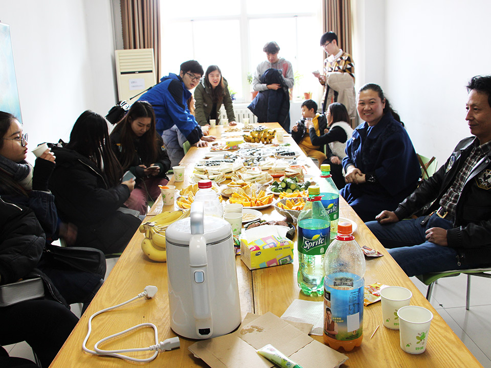 与家长开心聚会